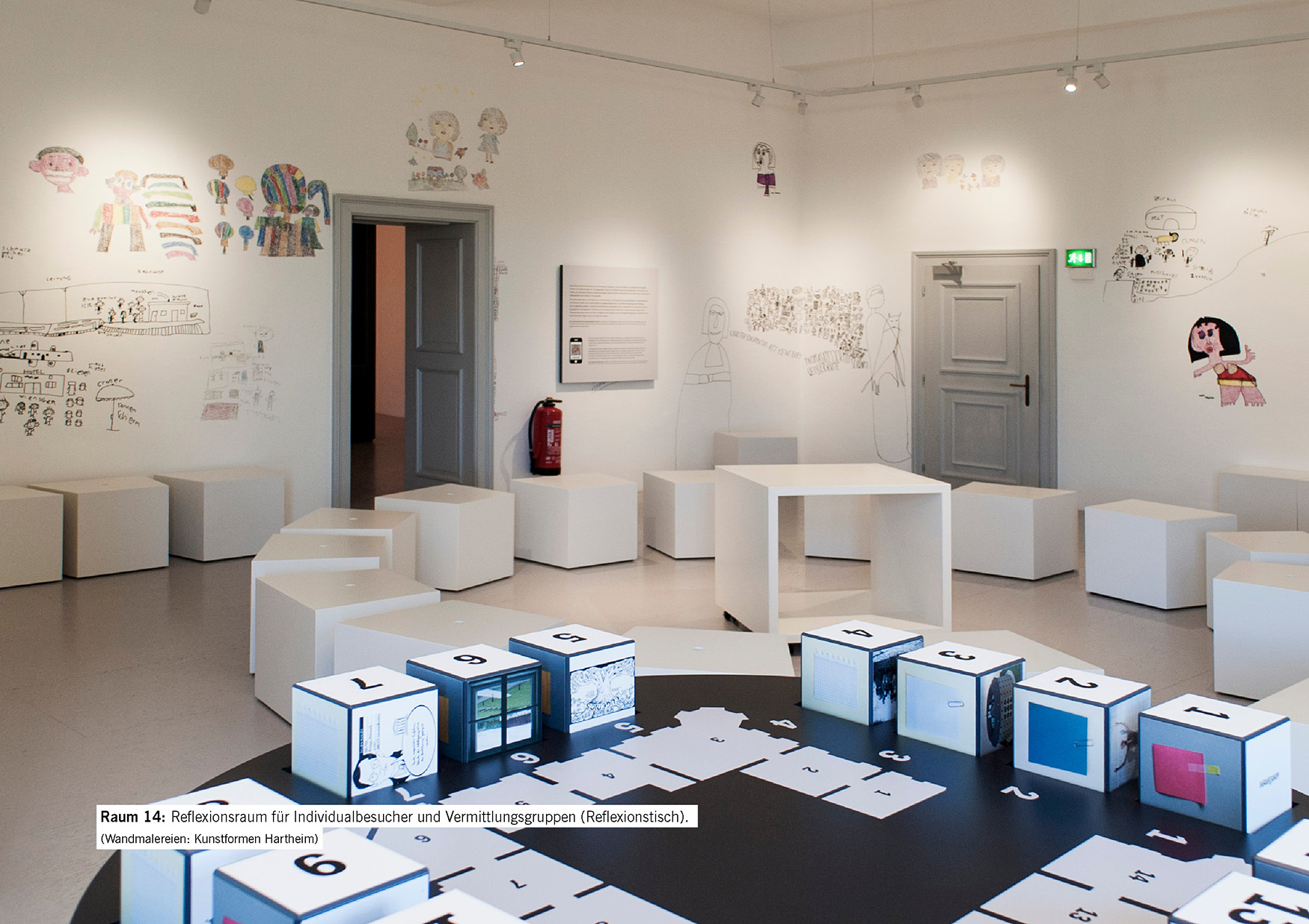 Raum 14: Reflexionsraum für Individualbesucher und Vermittlungsgruppen (Reflexionstisch). (Wandmalereien: Kunstformen Hartheim)